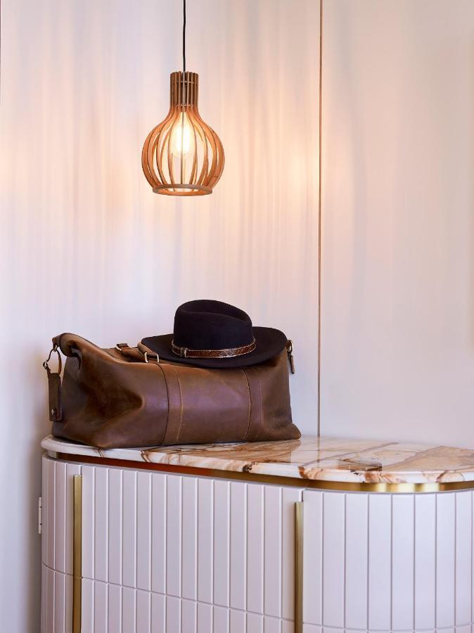 Отель Crystalbrook Kingsley Ньюкасл Экстерьер фото A leather duffle bag