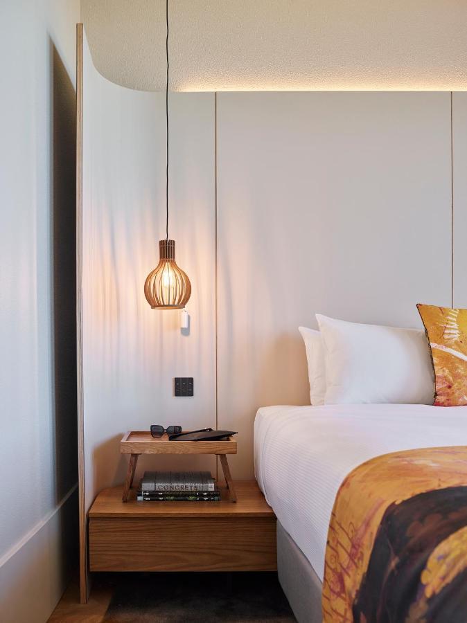 Отель Crystalbrook Kingsley Ньюкасл Экстерьер фото A pendant light