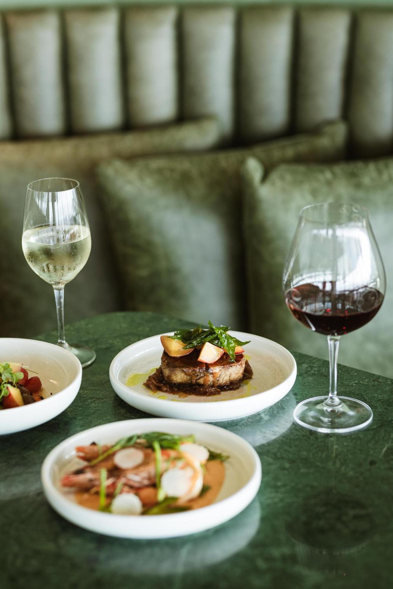 Отель Crystalbrook Kingsley Ньюкасл Экстерьер фото Wine and food